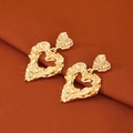 Chique gouden hart oorbellen met gehamerde textuur en hol vintage ontwerp - Goud