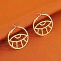 Goldene hohle Evil Eye Creolen auf strukturiertem orangefarbenem Stoffhintergrund - Gold