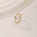 Minimalistische gouden holle kattenoor ring op een modern gestructureerd platform - US 7 / Goud
