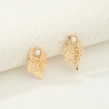 Pendientes dorados de aleación con textura irregular y perlas blancas de estilo moderno - Dorado