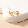 Anello farfalla traforato dorato minimalista su vassoio in ceramica bianca elegante - Farfalla Cava (J006-Farfalla)