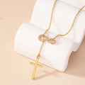 Goldene Unendlichkeitskette mit Strasssteinen und einem eleganten Kreuzanhänger auf Weiß - Strass Unendlichkeit Kreuz Stil (X011-十字架)