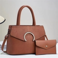Détail du sac à main marron texture serpent avec boucle en C argentée et petit portefeuille - Jaune Terre