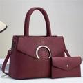 Ensemble sac à main et pochette bordeaux à motif croco avec boucle fer à cheval argent - Bordeaux