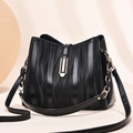 Elegante schwarze Beuteltasche mit 3D-Wellenstruktur und goldener Schnalle für Damen - Schwarz