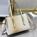Dettaglio borsa beige con motivo a lucertola, finiture dorate e tracolla rimovibile - Bianco Sporco