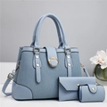 Set di tre borse azzurre goffrate con dettagli dorati e nappine decorative - 32*13*22cm / Blu