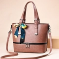 Borsa tote in pelle marrone con sciarpa di seta e tracolla regolabile per uso a tracolla - Rosa