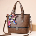 Borsa tote vintage marrone in similpelle con foulard decorativo e zip argentate - Cachi