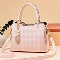 Borsa a mano rosa pallido trapuntata a rombi con ciondolo a foglia dorata e perla decorativa - Rosa