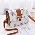 Borsa a tracolla con stampa cartoon in pelle bianca con bordo marrone e catena dorata - Marrone