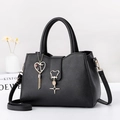 Minimalistische schwarze Handtasche aus Leder mit Herz-Quaste und Katzen-Stern-Anhänger - Schwarz