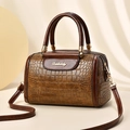 Borsa Boston in pelle marrone coccodrillo con doppi manici e logo Danbaoly dorato - Grande / Giallo Terra