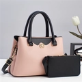 Dettaglio della borsa in pelle rosa e nera con fibbia ad anello dorata e pochette abbinata - Rosa