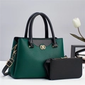 Dettaglio borsa tote in pelle martellata verde scuro con logo dorato e manici neri - Verde