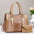 Détail d'un sac cabas à relief lézard avec pochette assortie et boucles dorées - Khaki