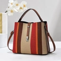 Dettaglio della trama a righe colorate sulla borsa a secchiello con manico in pelle - Rosso
