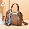 Borsa in pelle PU kaki con sciarpa leopardata e dettagli di cuciture a onde - Cachi