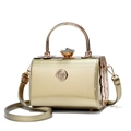Elegante borsa da sera in vernice champagne dorata con fibbia in cristallo e manici in metallo - Oro
