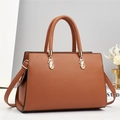 Bolso de mano marrón en cuero con textura de lichi y elegante hebilla dorada en S - Amarillo Tierra