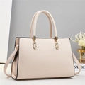 Bolso de mano minimalista blanco crema con textura granulada y hebillas metálicas doradas - Blanco Roto