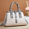 Dettaglio borsa beige motivo coccodrillo con cinturini in serpente e fibbia argento - Cachi