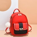 Mochila de moda en rojo y negro con hebilla de abeja dorada y colgante de pompón suave - Rojo