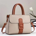 Detail view of the contrast beige crocodile texture and pebble leather on the shoulder bag - Apricot