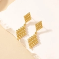 Minimalistische gouden geometrische ruit oorbellen met pareltextuur op steen - Goud