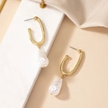 Elegante gouden U-vormige oorbellen met witte druppelparels op marmeren basis - Witte Parel (E047)