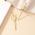 Minimalistische goldene geometrische Creolen mit vertikalen Stäben auf Marmor - Gold