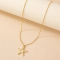 Collier pendentif étoile de mer doré avec texture martelée sur une chaîne en O épurée - Doré