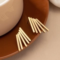 Moderne goldene geometrische fächerförmige Ohrringe mit polierten Metallstäben - Gold