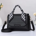 Elegante schwarze Handtasche aus Leder mit gemustertem Seidenschal am oberen Griff - Schwarz