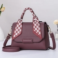 Elegante weinrote Lederhandtasche mit Seidentuch am Griff und verstellbarem Schultergurt - Taro-Lila
