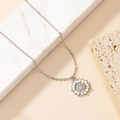 Eleganter Sonnenblumen-Anhänger aus Silber mit weißer Emaille auf strukturiertem Stein - Platinweiße Sonnenblume