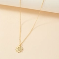 Elegante goldene Sonnenblumen-Halskette mit detaillierten Blüten auf beigem Hintergrund - Gold Sonnenblume