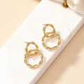 Pendientes minimalistas de doble círculo dorado con textura de metal trenzado - Dorado