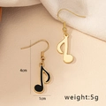 Detailansicht der Musiknoten-Ohrringe mit Maßen von 4cm Länge und 1cm Breite - Sechzehntelnote-Stil / E92-Note (Asymmetrisches Design)