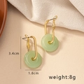 Detailansicht der Hetian-Jade-Ohrringe mit Maßen 3,4cm x 1,8cm und einem Gewicht von 8g - Hellgrün