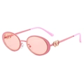 Occhiali da sole ovali rosa con design a doppio cuore dorato visti da un angolo di 45 gradi - Montatura Rosa / Lenti Rosa