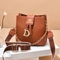 Borsa a secchiello in pelle marrone con catena dorata e tracolla larga in tela - Giallo Terra