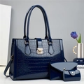 Set de tres bolsos de charol azul oscuro con relieve de cocodrilo y hebillas doradas - Azul