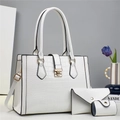 Detalle del juego de bolsos blancos con diseño de cocodrilo y elegantes herrajes - Blanco