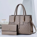 Handtaschen-Set aus taupefarbenem PU-Leder mit geometrischer Prägung und Goldteilen - Khaki