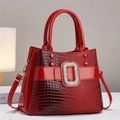 Dettaglio borsa rossa con trama a lucertola, fibbia con strass e finiture in oro lusso - Rosso