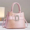 Dettaglio borsa rosa con trama a lucertola, fibbia di strass e pannelli in pelle lucida - Rosa