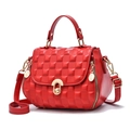 Borsa a mano trapuntata rossa da donna con hardware dorato e tracolla regolabile, elegante - Rosso
