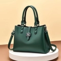 Détail du sac à main en cuir PU vert forêt avec boucle métallique florale exposée - Vert