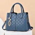 Sac à main bleu foncé avec gaufrage à carreaux, pendentif feuille et bandoulière - Bleu